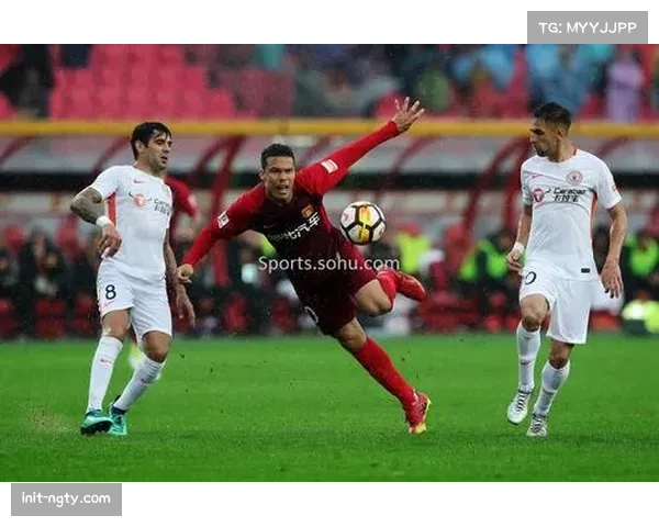 雨战进行时：镜头捕捉到塞维利亚主帅在场边焦急修补被风吹坏的战术板